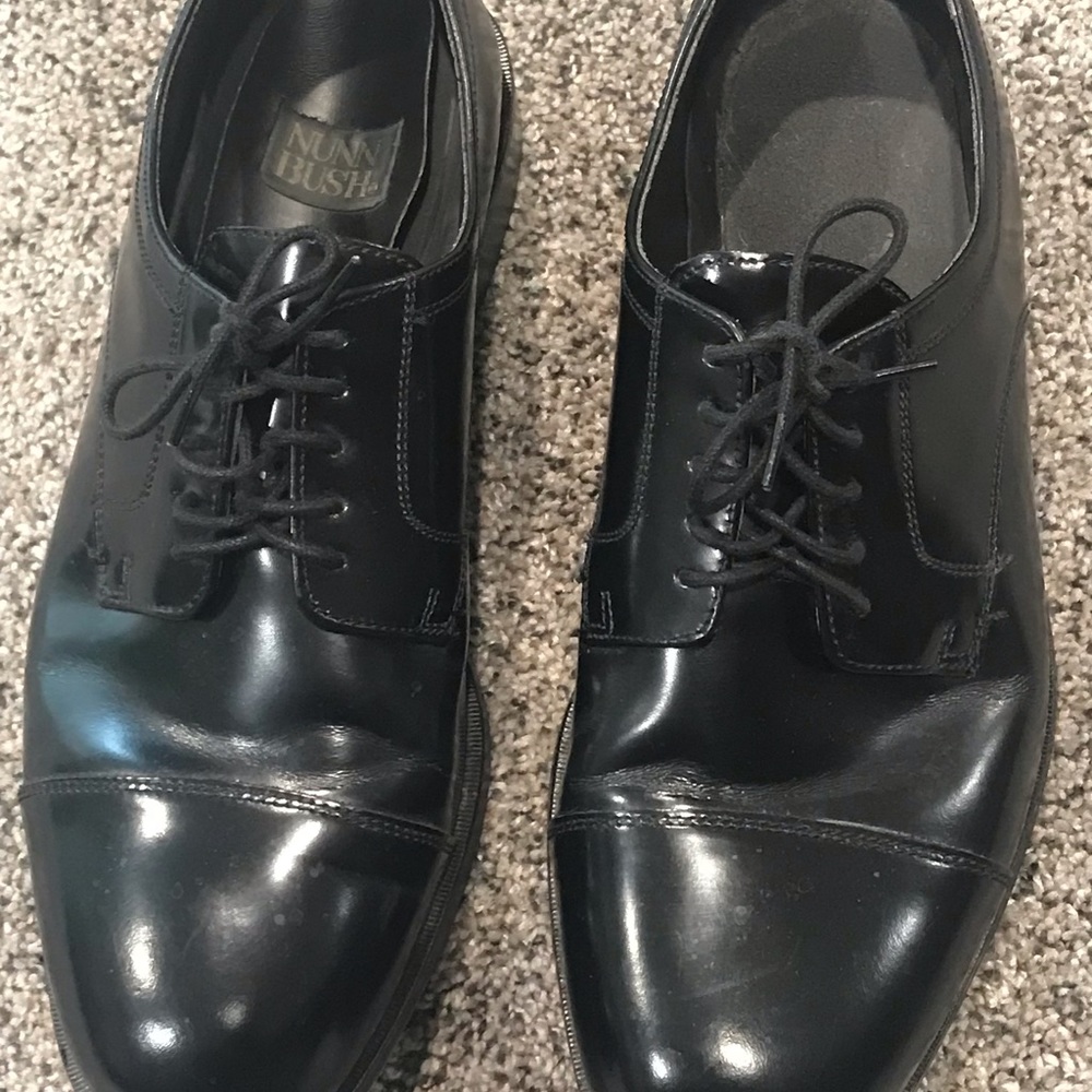 NunnBush Man Made Insoles. Black Leather Exterior. 9 1/2 W Size. Dress Shoe.